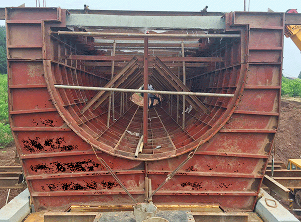 引水工程渡槽钢模板施工安装现场